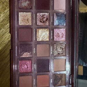 HUDA BEAUTY Eyeshadow Palette - Rich Pinks, Golds, and Browns